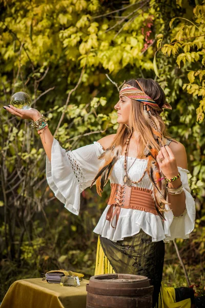 带着水晶球的吉普赛妇女算命师 预言的概念 魔法仪式 — 图库照片