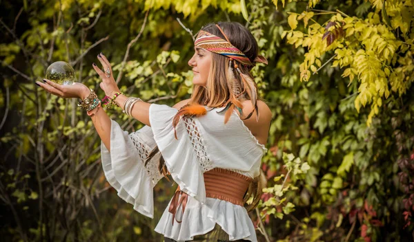 Mujer Gitana Adivina Con Una Bola Cristal Concepto Predicciones Rituales —  Fotos de Stock