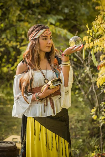 Mujer Gitana Adivina Con Una Bola Cristal Concepto Predicciones Rituales —  Fotos de Stock