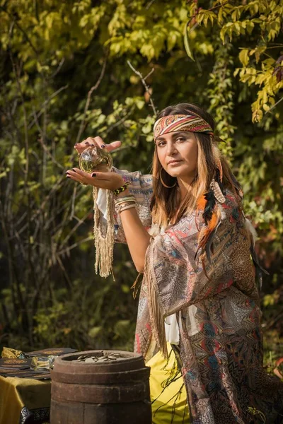 Cikánka Věštkyně Křišťálovou Koulí Koncepce Předpovědí Magické Rituály — Stock fotografie