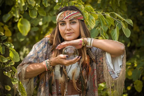 Mulher Cigana Cartomante Com Uma Bola Cristal Conceito Previsões Rituais — Fotografia de Stock