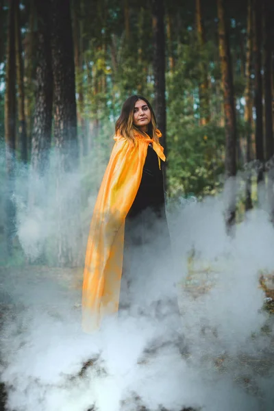 ハロウィーンの休日の魔女神秘的な雰囲気の女性 魔女のコンセプト パーティーのアイデア — ストック写真