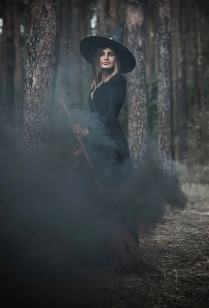 Halloween Dovolená Čarodějnice Lady Mystické Atmosféře Čarodějnictví Koncept Nápady Pro — Stock fotografie