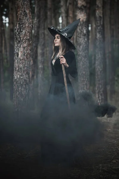 Halloween Διακοπές Μάγισσα Lady Στη Μυστική Ατμόσφαιρα Μαγεία Έννοια Ιδέες — Φωτογραφία Αρχείου