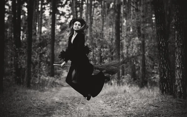 Jonge Mooie Mysterieuze Heksenvrouw Vliegend Broom Het Bos Levitatie Een — Stockfoto