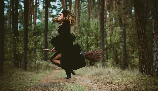 Junge Schöne Und Geheimnisvolle Hexe Die Auf Dem Besen Wald — Stockfoto