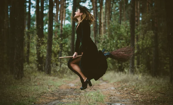 Ung Vacker Och Mystisk Häxa Kvinna Flyger Broom Skogen Levitation — Stockfoto