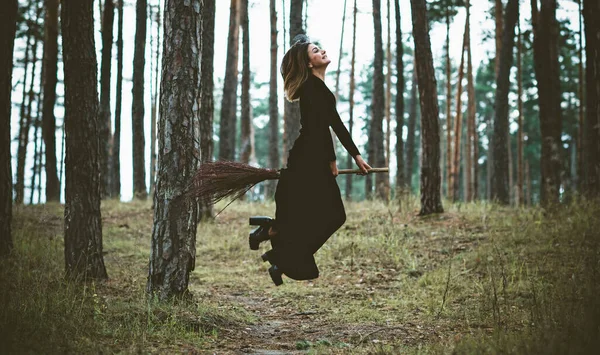 Ung Vacker Och Mystisk Häxa Kvinna Flyger Broom Skogen Levitation — Stockfoto