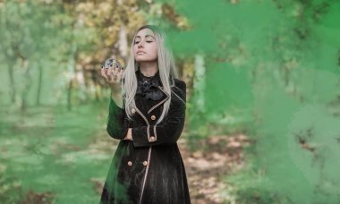 Ormandaki mistik sahne, büyücü bakışı, Cadılar Bayramı fikirleri, sihirli kostüm.