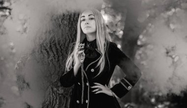 Ormandaki mistik sahne, büyücü bakışı, Cadılar Bayramı fikirleri, sihirli kostüm.