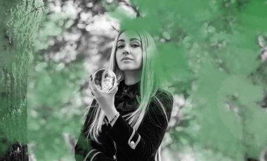 Ormandaki mistik sahne, büyücü bakışı, Cadılar Bayramı fikirleri, sihirli kostüm.