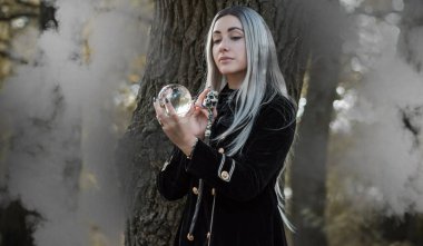 Ormandaki mistik sahne, büyücü bakışı, Cadılar Bayramı fikirleri, sihirli kostüm.