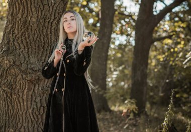 Ormandaki mistik sahne, büyücü bakışı, Cadılar Bayramı fikirleri, sihirli kostüm.