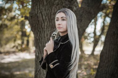 Ormandaki mistik sahne, büyücü bakışı, Cadılar Bayramı fikirleri, sihirli kostüm.