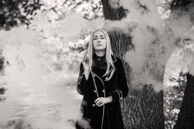 Ormandaki mistik sahne, büyücü bakışı, Cadılar Bayramı fikirleri, sihirli kostüm.