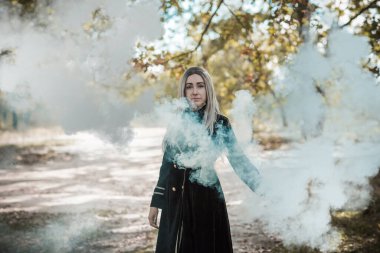 Ormandaki mistik sahne, büyücü bakışı, Cadılar Bayramı fikirleri, sihirli kostüm.