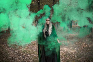 Ormandaki mistik sahne, büyücü bakışı, Cadılar Bayramı fikirleri, sihirli kostüm.