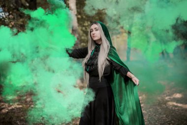 Ormandaki mistik sahne, büyücü bakışı, Cadılar Bayramı fikirleri, sihirli kostüm.