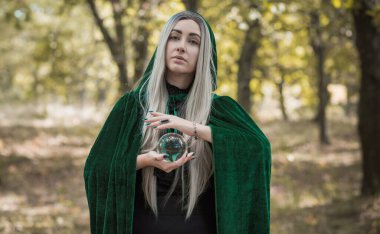 Ormandaki mistik sahne, büyücü bakışı, Cadılar Bayramı fikirleri, sihirli kostüm.