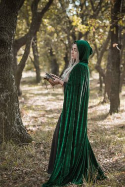 Ormandaki mistik sahne, büyücü bakışı, Cadılar Bayramı fikirleri, sihirli kostüm.