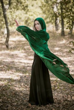 Ormandaki mistik sahne, büyücü bakışı, Cadılar Bayramı fikirleri, sihirli kostüm.