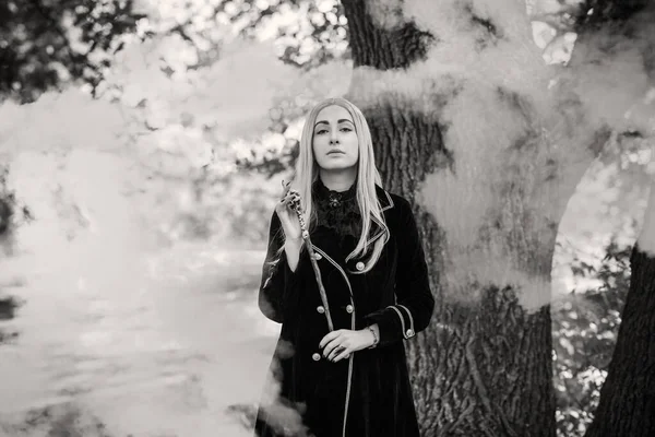 Ormandaki mistik sahne, büyücü bakışı, Cadılar Bayramı fikirleri, sihirli kostüm.