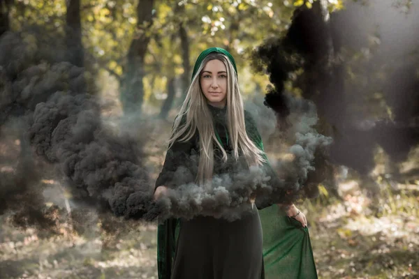 森林里神秘的场景 巫师的样子 万圣节的想法 魔法服装 — 图库照片
