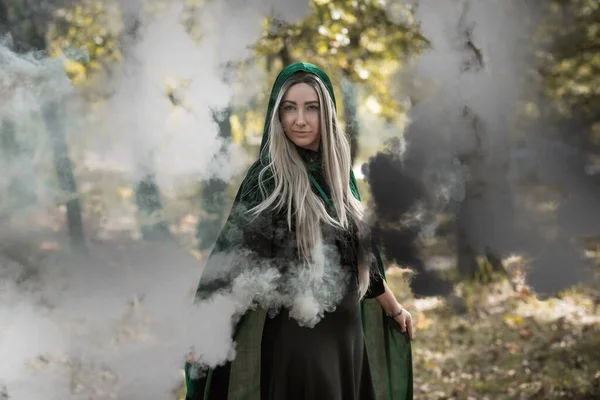 森林里神秘的场景 巫师的样子 万圣节的想法 魔法服装 — 图库照片