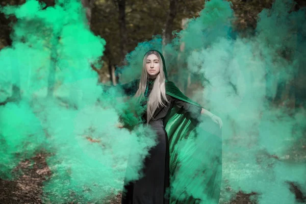 Ormandaki Mistik Sahne Büyücü Bakışı Cadılar Bayramı Fikirleri Sihirli Kostüm — Stok fotoğraf