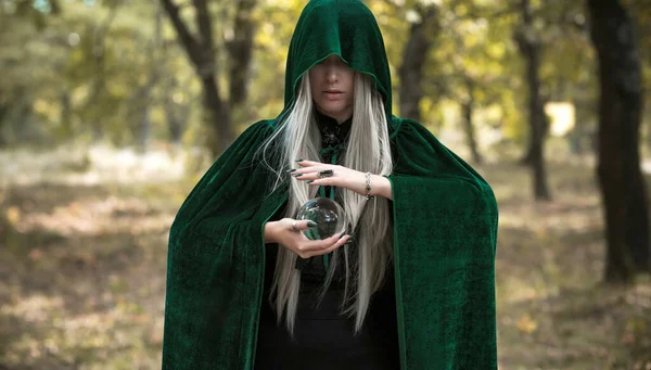 Mystisk Scen Skogen Trollkarl Titta Halloween Idéer Magi Kostym — Stockfoto