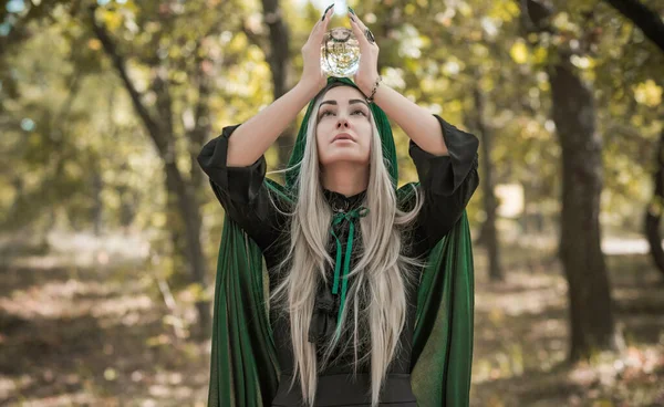 Cena Mística Floresta Olhar Feiticeiro Ideias Halloween Traje Mágico — Fotografia de Stock