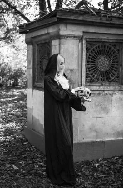 Scena Mistica Nella Foresta Donna Gotica Sguardo Magico Idee Halloween — Foto Stock