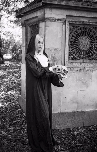 Mystická Scéna Lese Gotická Žena Kouzelný Vzhled Halloweenské Nápady Kostým — Stock fotografie