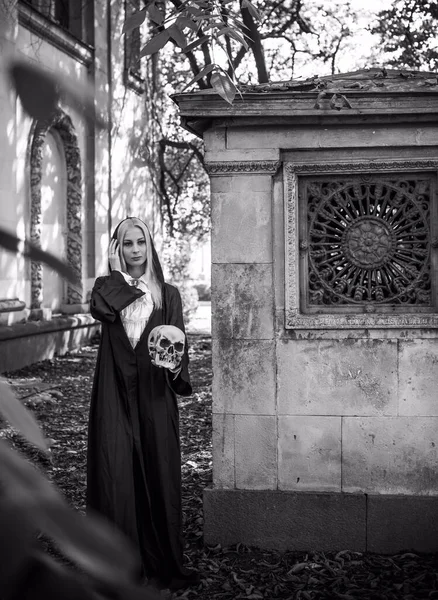 Scena Mistica Nella Foresta Donna Gotica Sguardo Magico Idee Halloween — Foto Stock