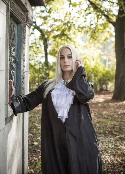 Mystieke Scène Het Bos Gotische Vrouw Magische Look Halloween Ideeën — Stockfoto