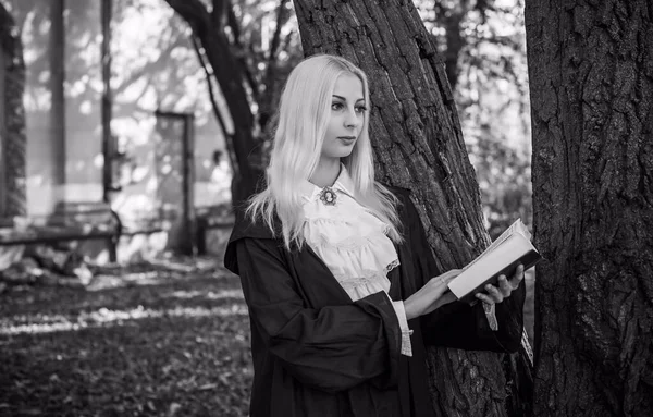 森の中の神秘的なシーン ゴシック女性 魔法のような外観 ハロウィンのアイデア — ストック写真