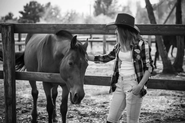 Amerikai Egy Lófarmon Egy Cowboy Kalapos Lány Portréja Lovakkal Hippoterápia — Stock Fotó