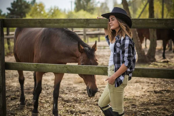 Amerikaanse Vrouw Een Paardenboerderij Portret Van Meisje Met Cowboyhoed Paarden — Stockfoto