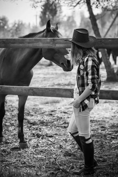 Američanka Koňské Farmě Portrét Dívky Kovbojském Klobouku Koňmi Hroch Přírodě — Stock fotografie