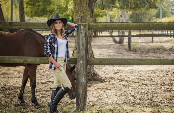 Amerikaanse Vrouw Een Paardenboerderij Portret Van Meisje Met Cowboyhoed Paarden — Stockfoto