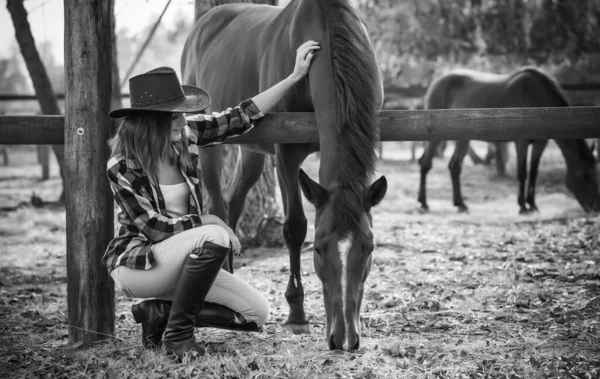 在马场上的美国女人一个戴着牛仔帽 骑着马的女孩的画像 大自然的希波疗法 — 图库照片