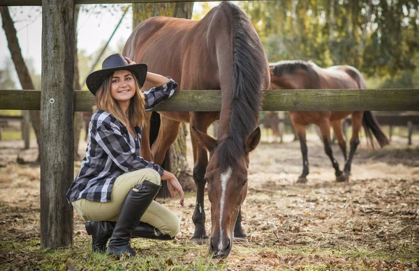 馬の農場でアメリカ人女性 馬とカウボーイハットの少女の肖像画 自然におけるカバ療法 — ストック写真