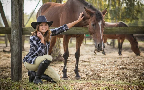 Amerikai Egy Lófarmon Egy Cowboy Kalapos Lány Portréja Lovakkal Hippoterápia — Stock Fotó