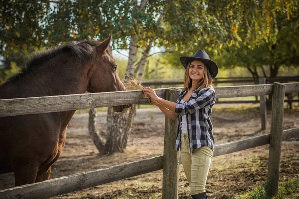 Amerikaanse Vrouw Een Paardenboerderij Portret Van Meisje Met Cowboyhoed Paarden — Stockfoto