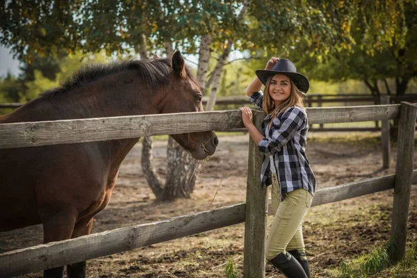 Amerykanka Farmie Koni Portret Dziewczyny Kowbojskim Kapeluszu Końmi Hipoterapia Przyrodzie — Zdjęcie stockowe