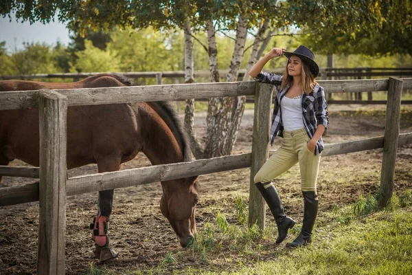 Amerikaanse Vrouw Een Paardenboerderij Portret Van Meisje Met Cowboyhoed Paarden — Stockfoto