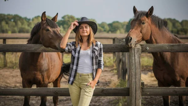 Američanka Koňské Farmě Portrét Dívky Kovbojském Klobouku Koňmi Hroch Přírodě — Stock fotografie