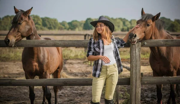 Amerikaanse Vrouw Een Paardenboerderij Portret Van Meisje Met Cowboyhoed Paarden — Stockfoto