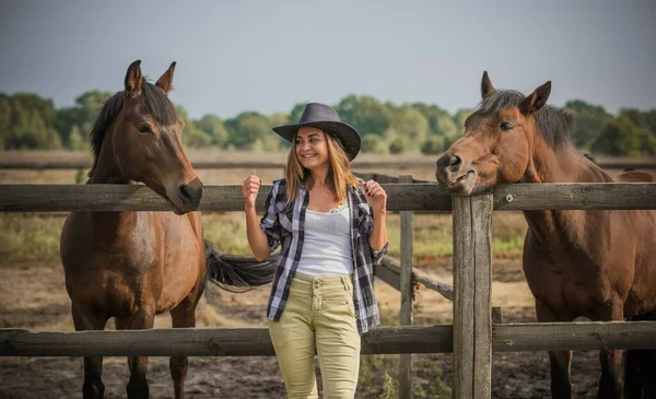 馬の農場でアメリカ人女性 馬とカウボーイハットの少女の肖像画 自然におけるカバ療法 — ストック写真