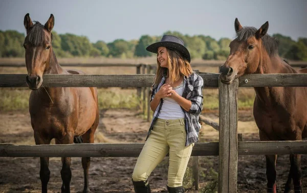馬の農場でアメリカ人女性 馬とカウボーイハットの少女の肖像画 自然におけるカバ療法 — ストック写真